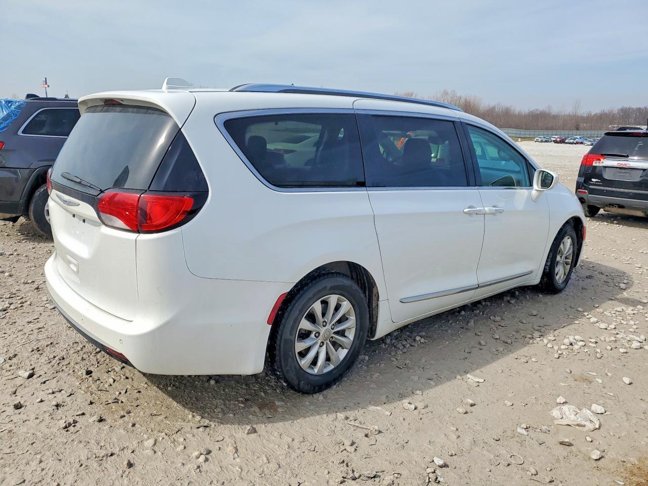 2018 Chrysler Pacifica Touring L - Image 3