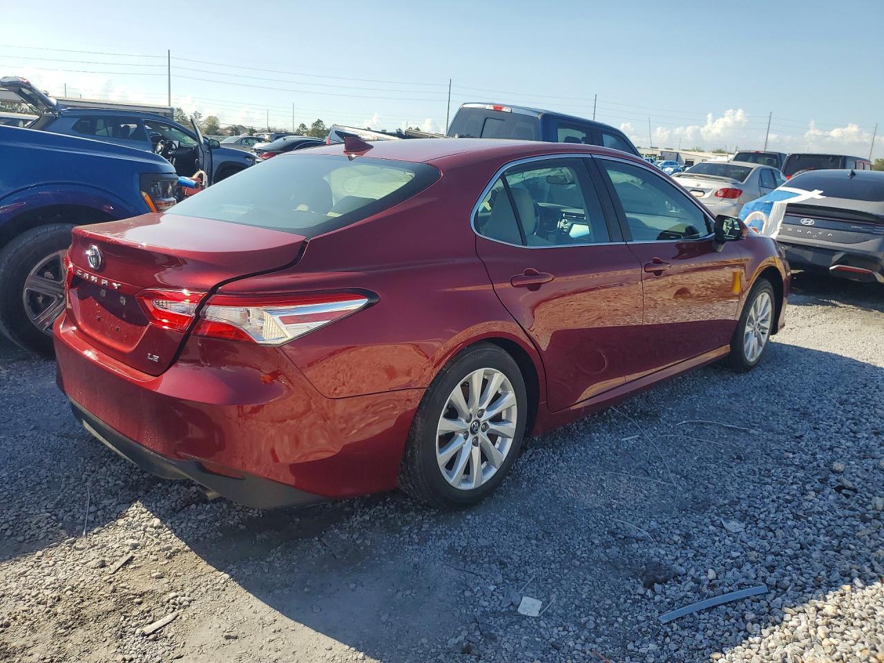 2020 Toyota Camry Le - Фото 3