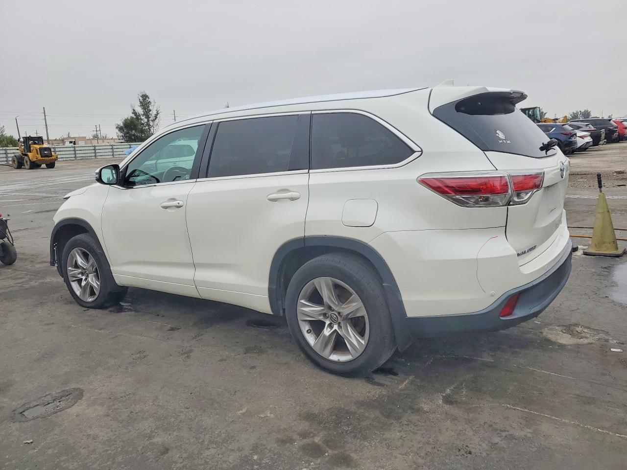 2016 Toyota Highlander Limited - Image 2