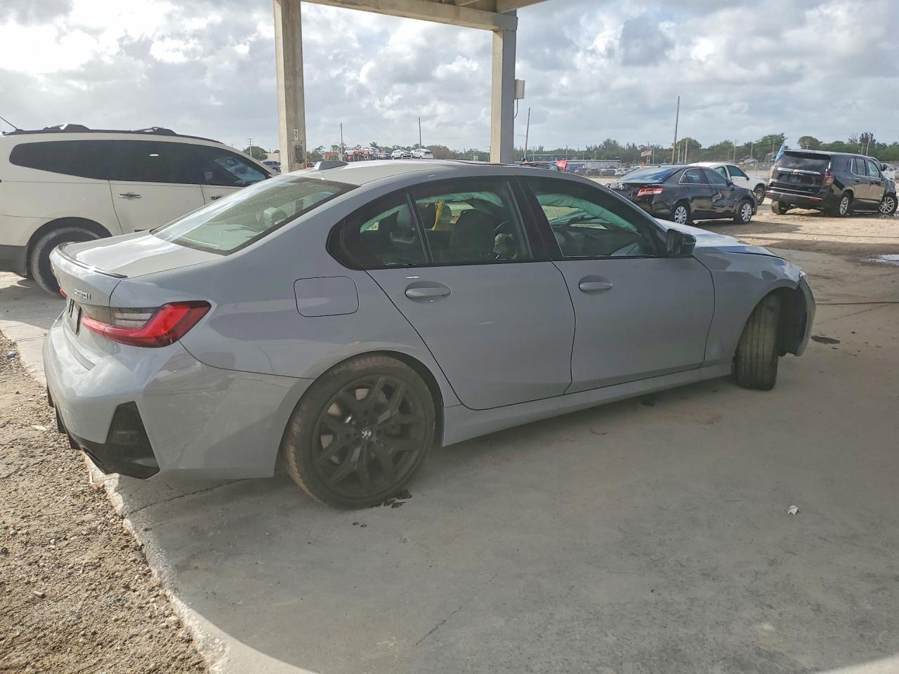 2025 BMW 330I - Фото 3