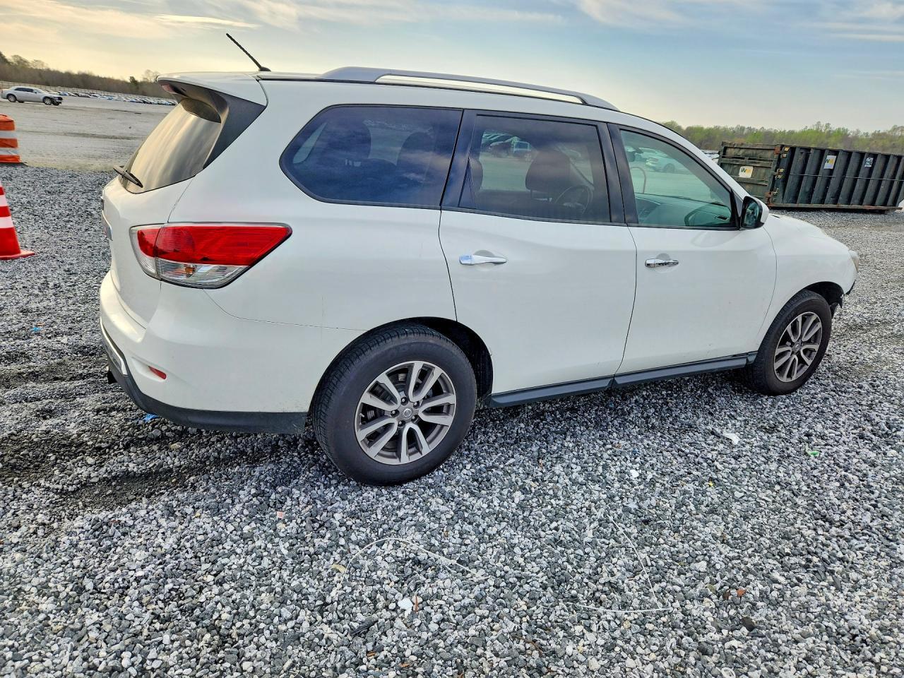 2015 Nissan Pathfinder S - Фото 3