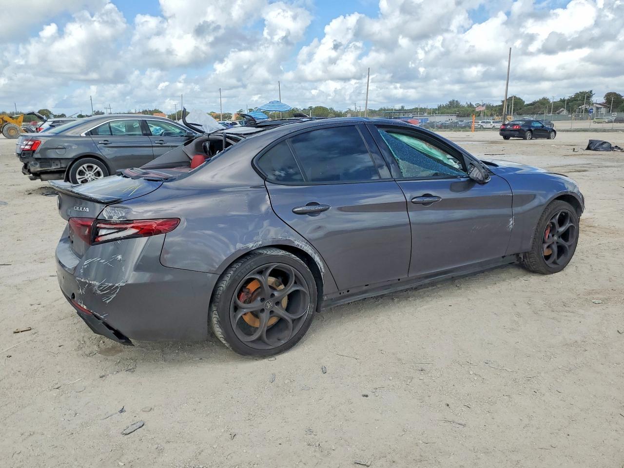 2017 Alfa Romeo Giulia Ti - Фото 3