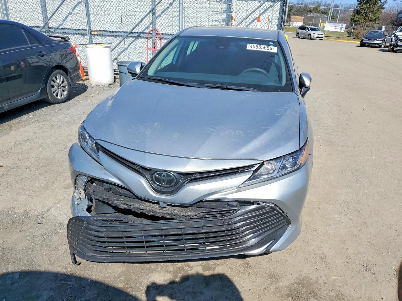 2020 Toyota Camry Le - Фото 5