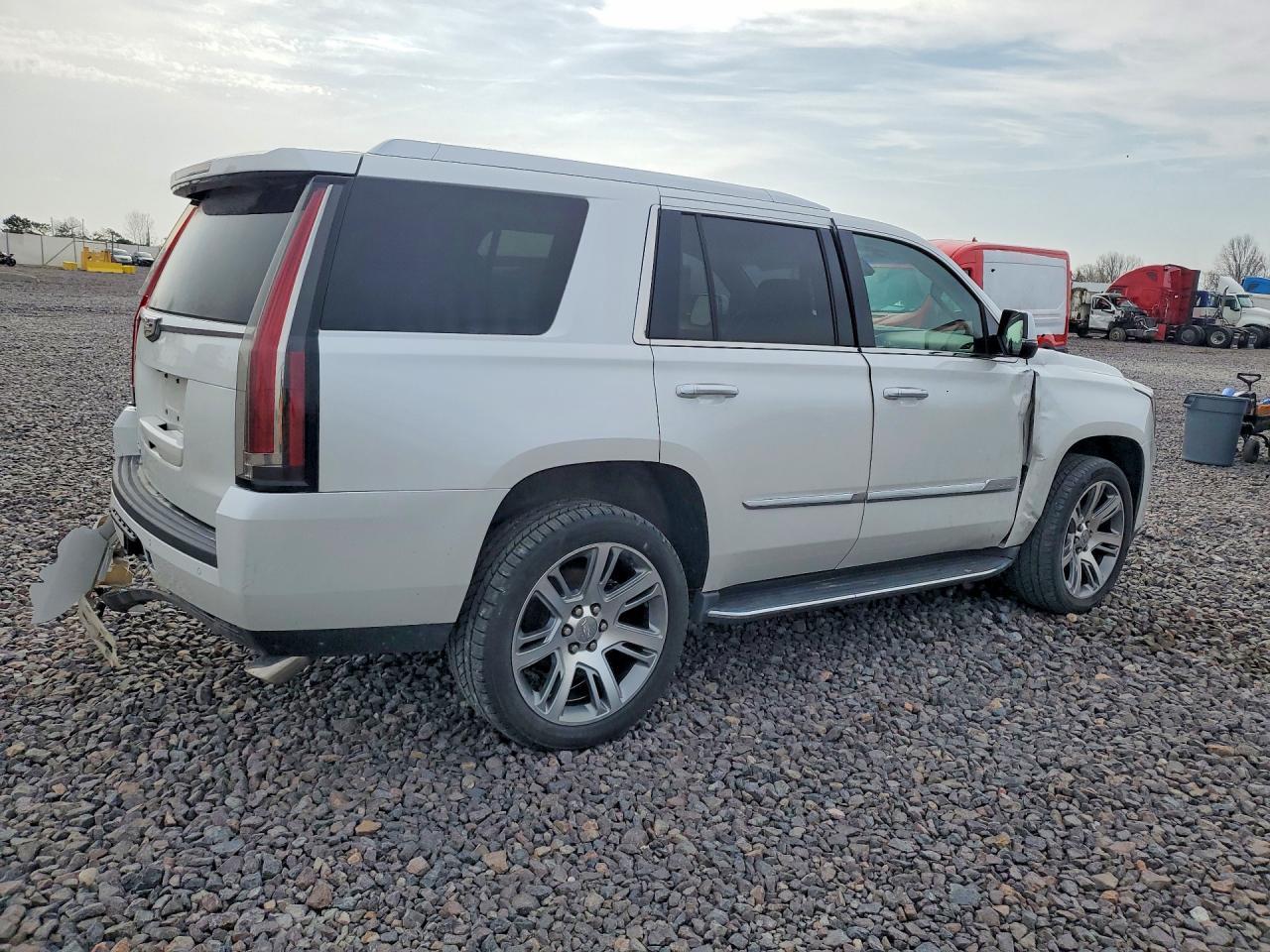 2016 Cadillac Escalade Luxury - Image 3