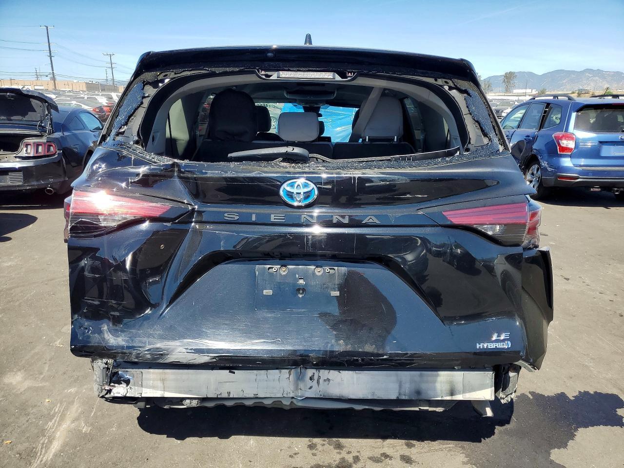 2021 Toyota Sienna Le 8-Passenger - Image 6