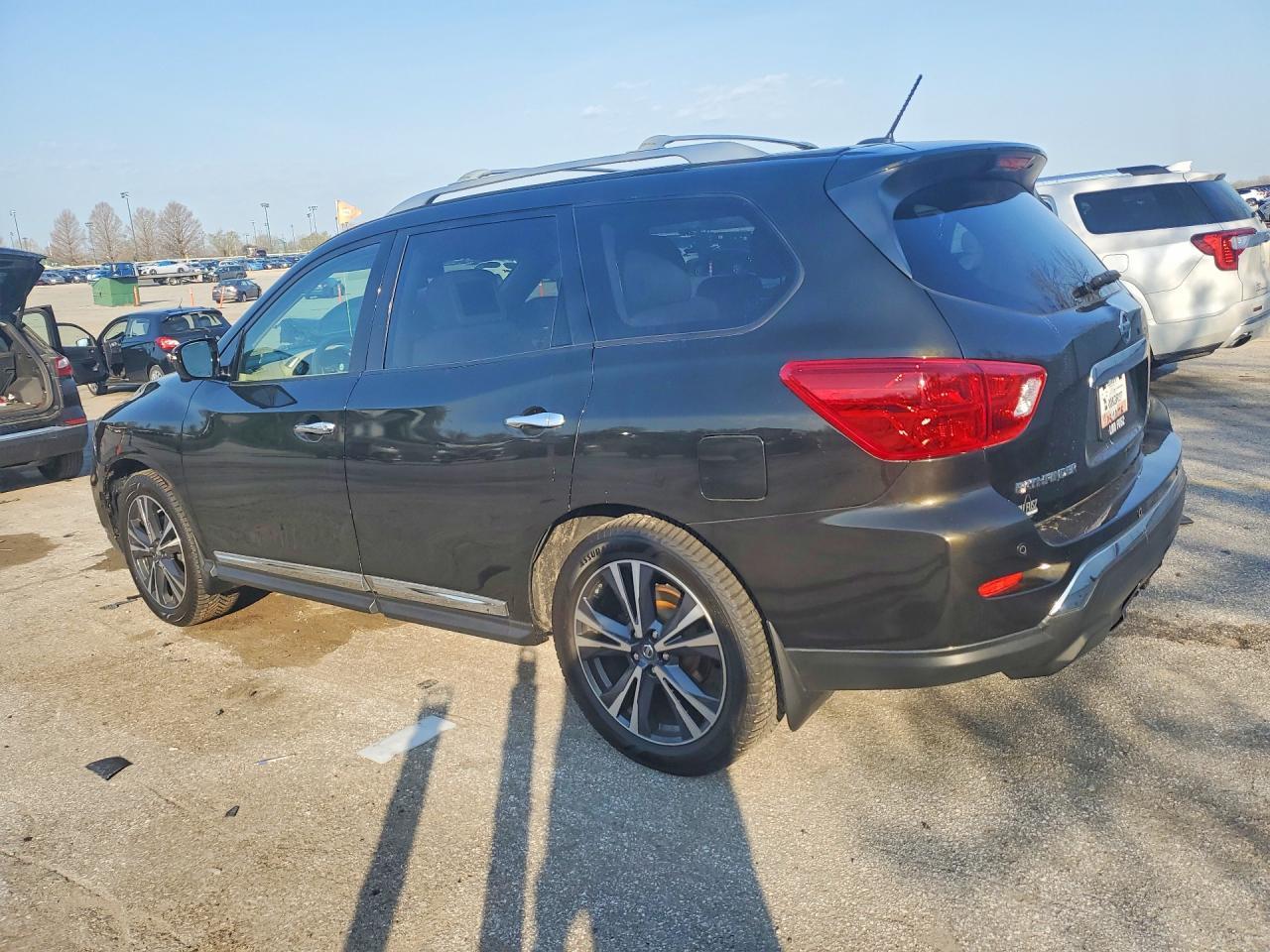 2017 Nissan Pathfinder Platinum - Image 2