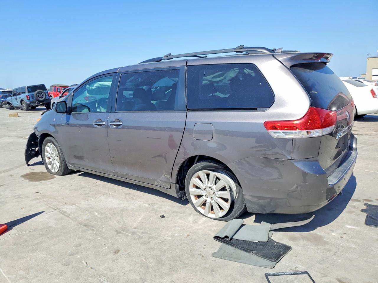 2011 Toyota Sienna Limited 7-Passenger - Фото 2