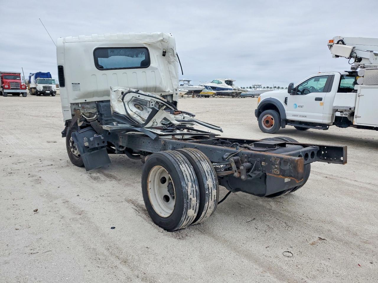 2015 Isuzu Npr Hd Truck Cab And Chassis - Фото 3