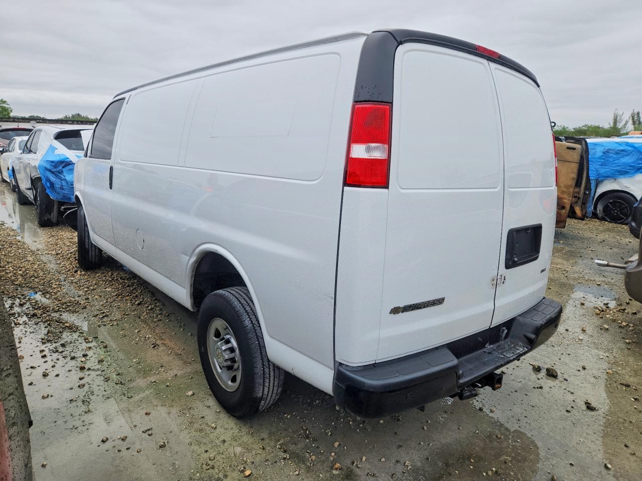 2024 Chevrolet Express G2500 - Фото 2