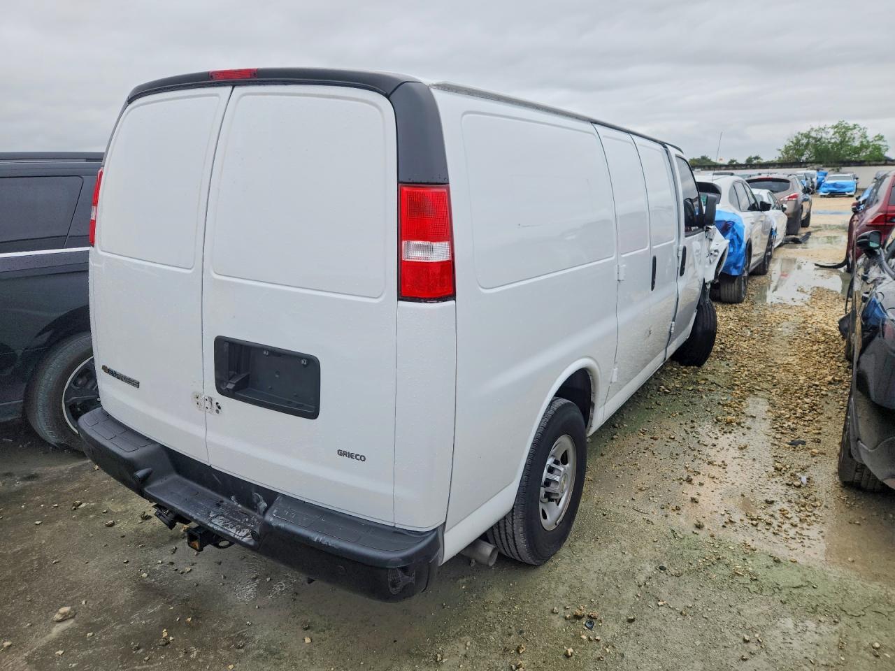 2024 Chevrolet Express G2500 - Фото 3