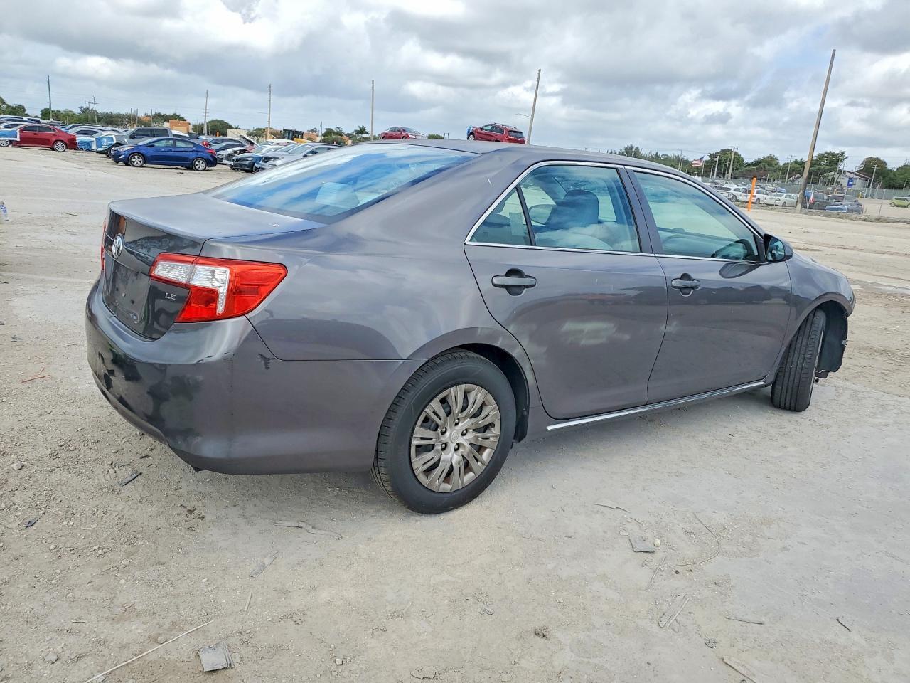 2014 Toyota Camry Le - Фото 3