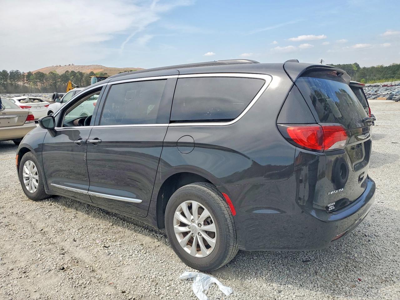 2017 Chrysler Pacifica Touring L - Фото 2