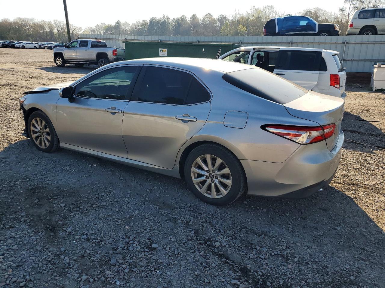 2018 Toyota Camry Le - Фото 2