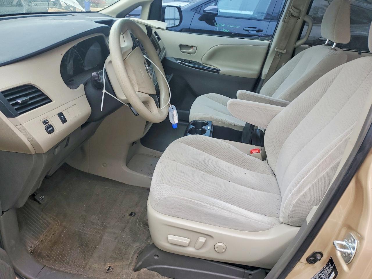 2014 Toyota Sienna Le 8-Passenger - Фото 7