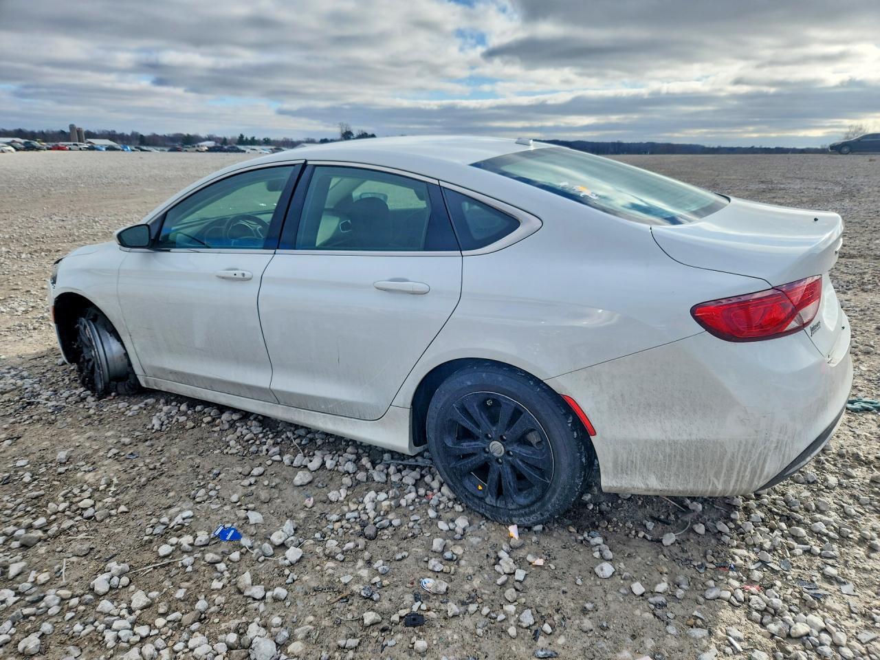 2016 Chrysler 200 Limited - Фото 2