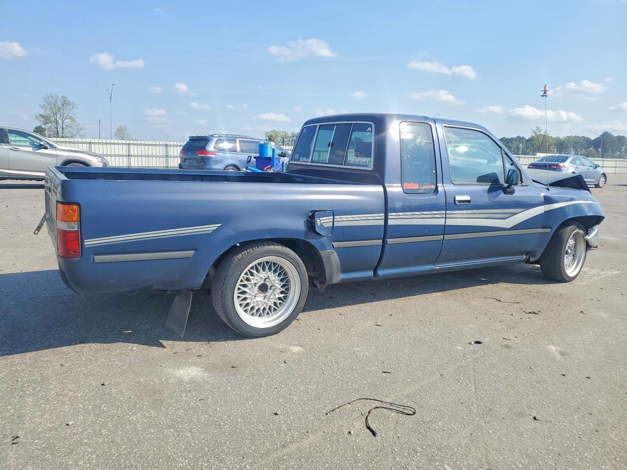 1990 Toyota Pickup Deluxe - Image 3