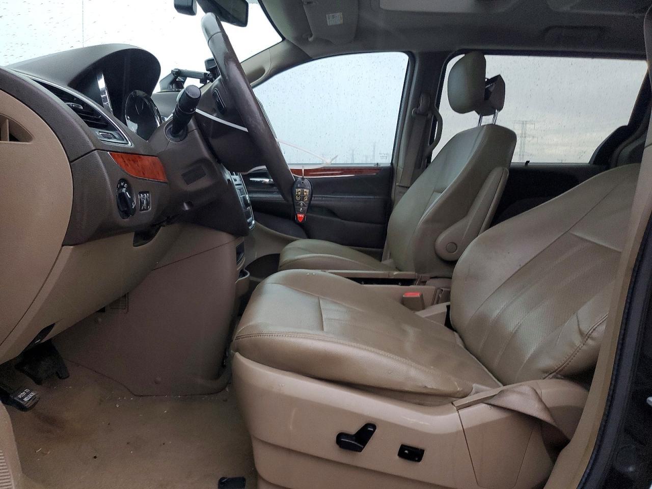 2016 Chrysler Town & Country Touring L - Фото 7