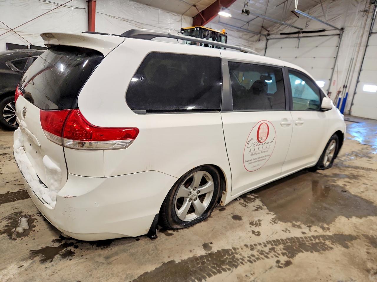 2011 Toyota Sienna Le - Фото 3