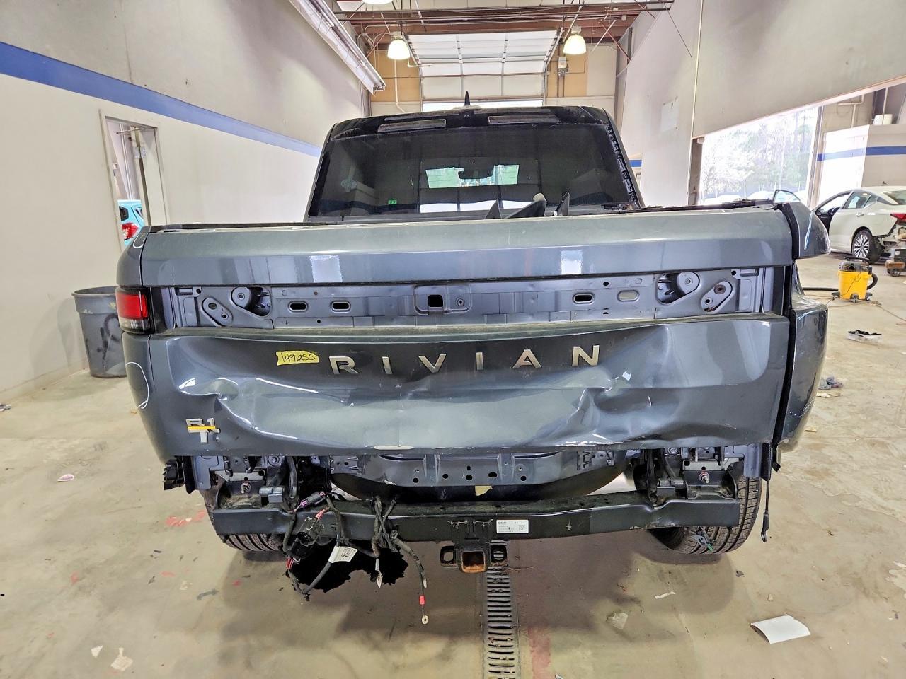 2022 Rivian R1T Adventure - Фото 6