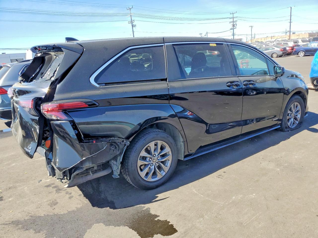 2021 Toyota Sienna Le 8-Passenger - Image 3
