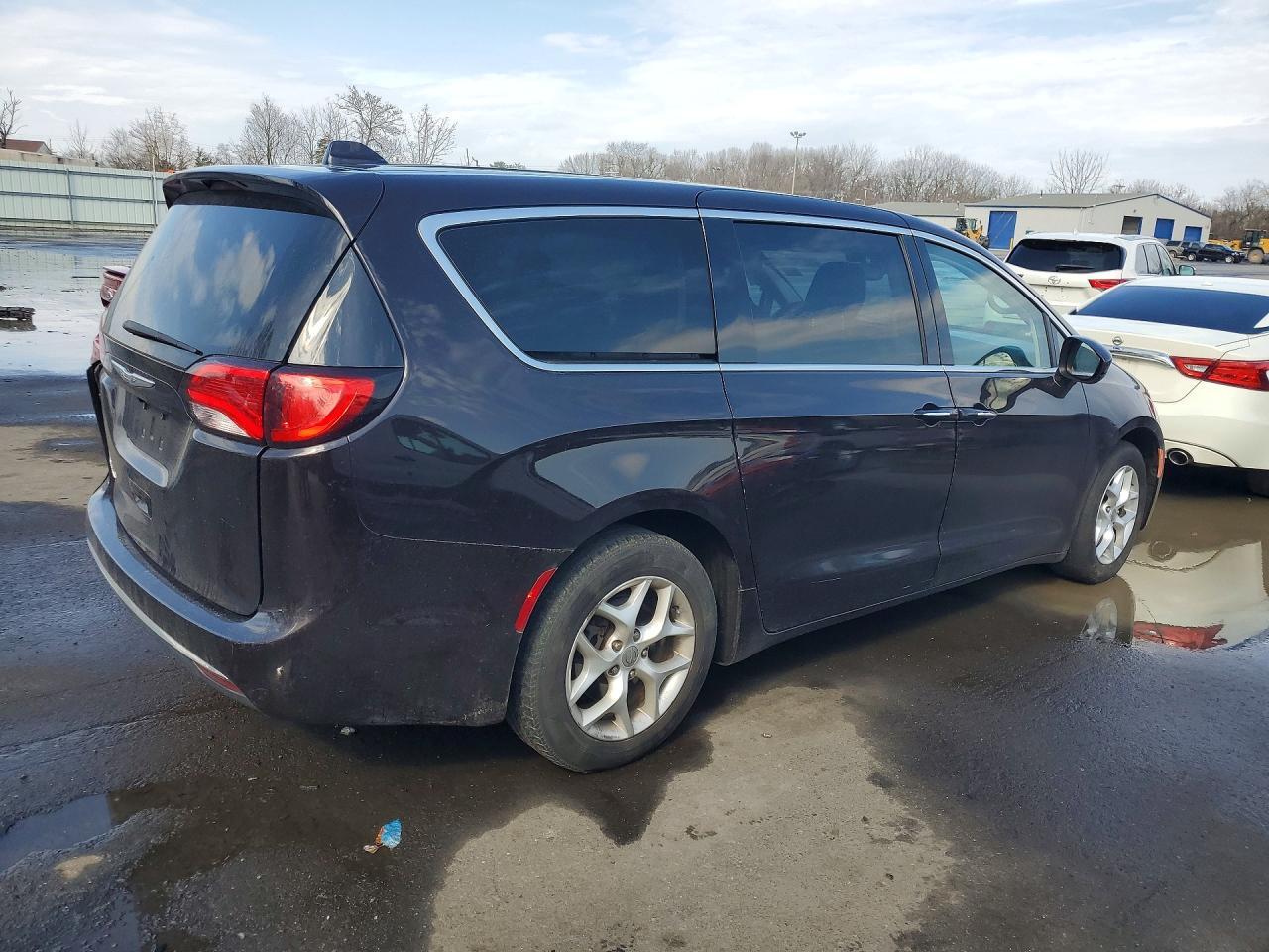 2017 Chrysler Pacifica Touring L - Image 3
