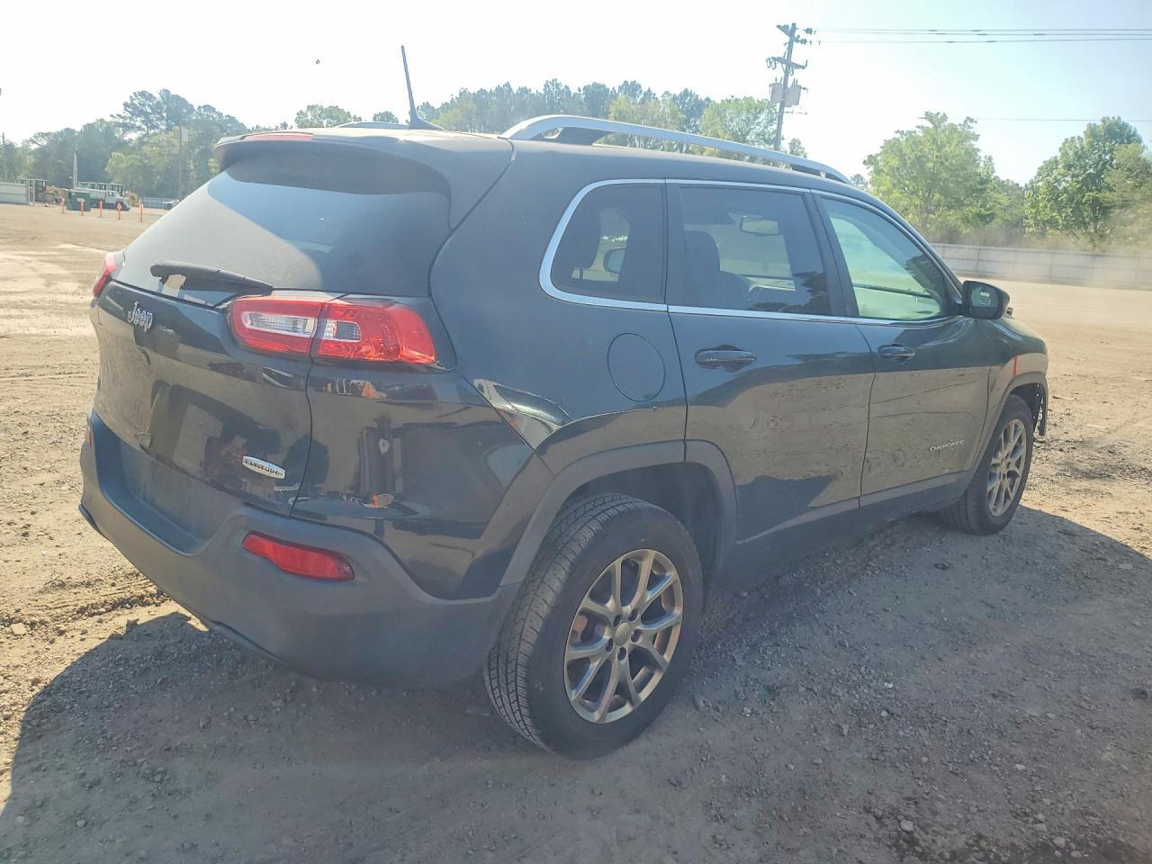 2018 Jeep Cherokee Latitude Plus - Image 3