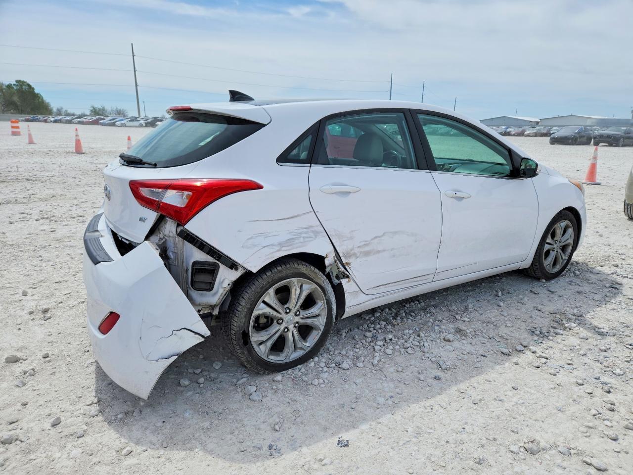 2014 Hyundai Elantra - Image 3