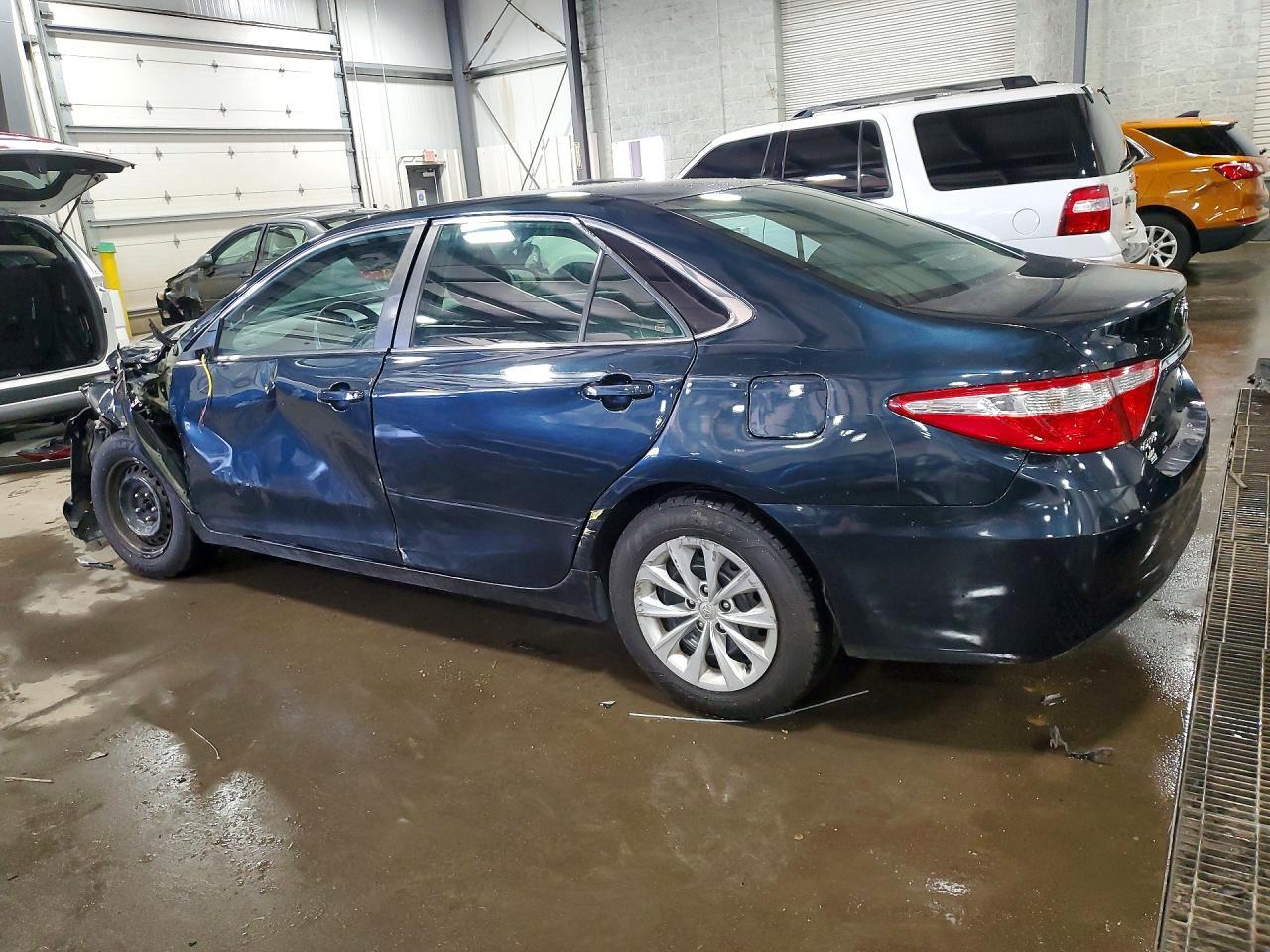 2016 Toyota Camry Le - Фото 2