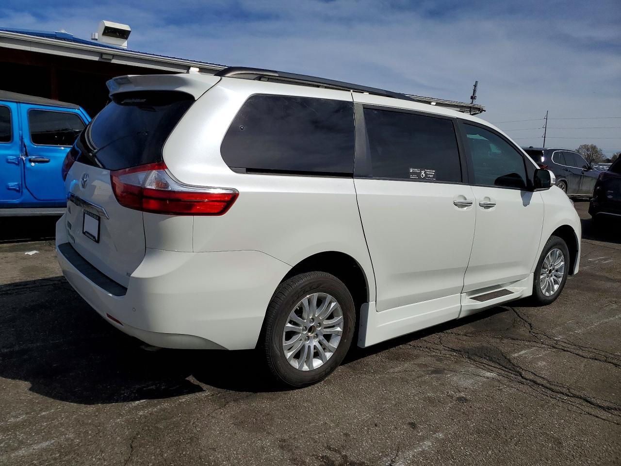 2019 Toyota Sienna Limited Premium 7-Passenger - Фото 3