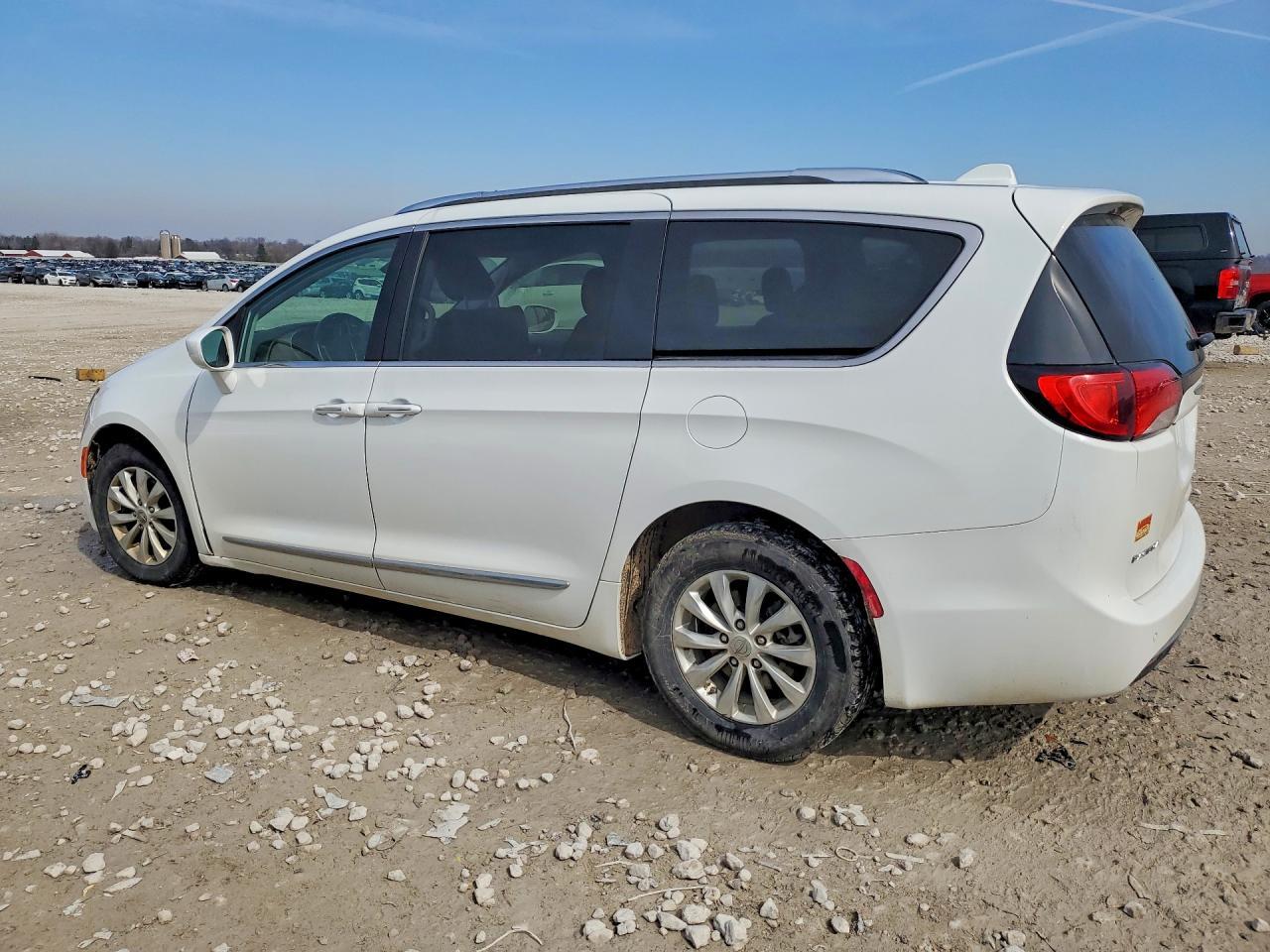 2018 Chrysler Pacifica Touring L - Image 2