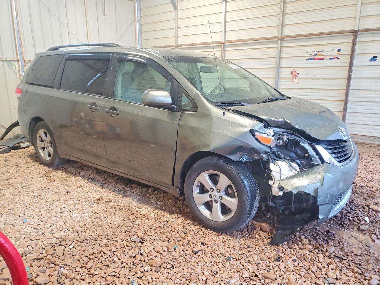 2011 Toyota Sienna Le 8-Passenger - Фото 4
