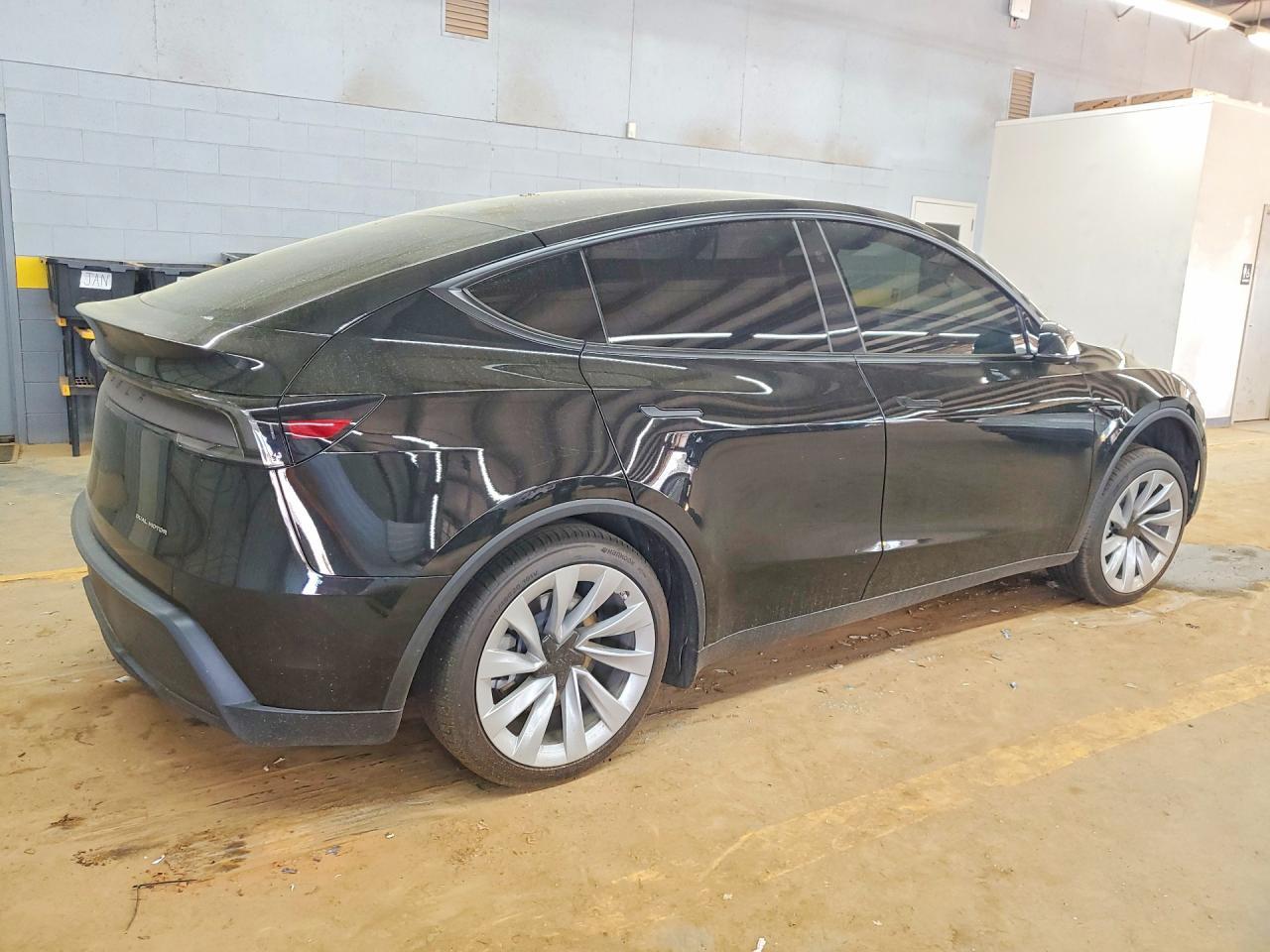 2026 Tesla Model Y - Фото 3