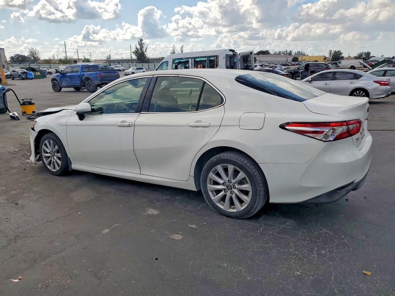 2018 Toyota Camry Le - Фото 2