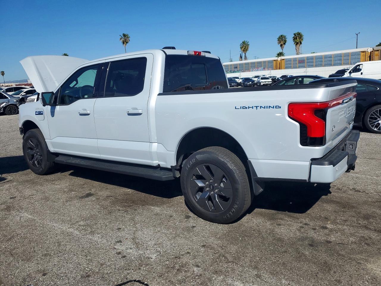 2025 Ford F150 Lightning Lariat - Фото 2