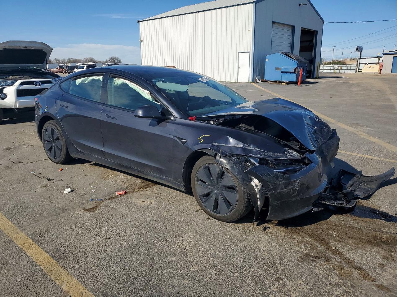 2025 Tesla Model 3 - Фото 4