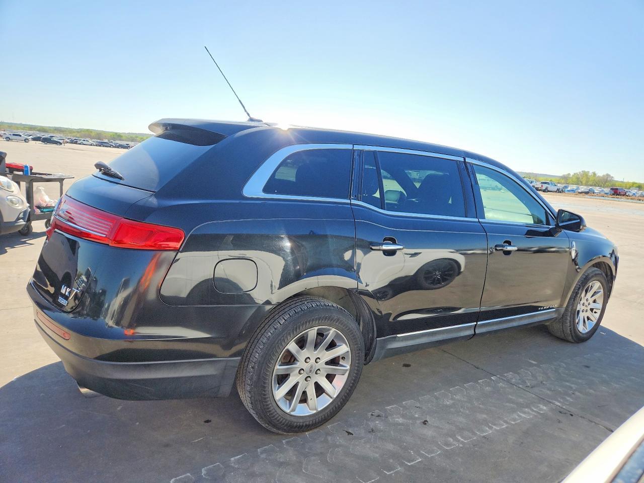 2013 Lincoln Mkt - Image 3