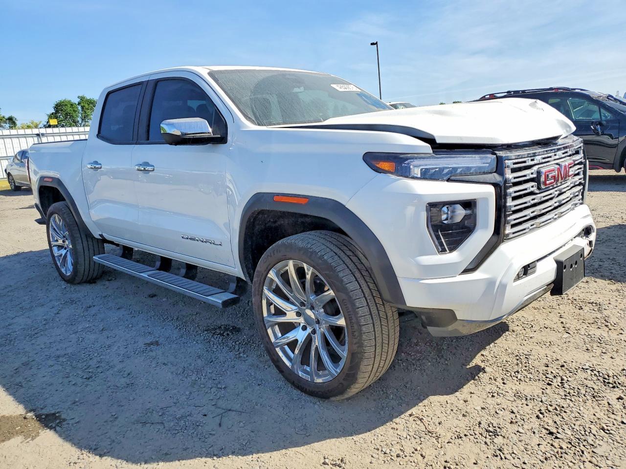 2025 GMC Canyon Denali - Image 4