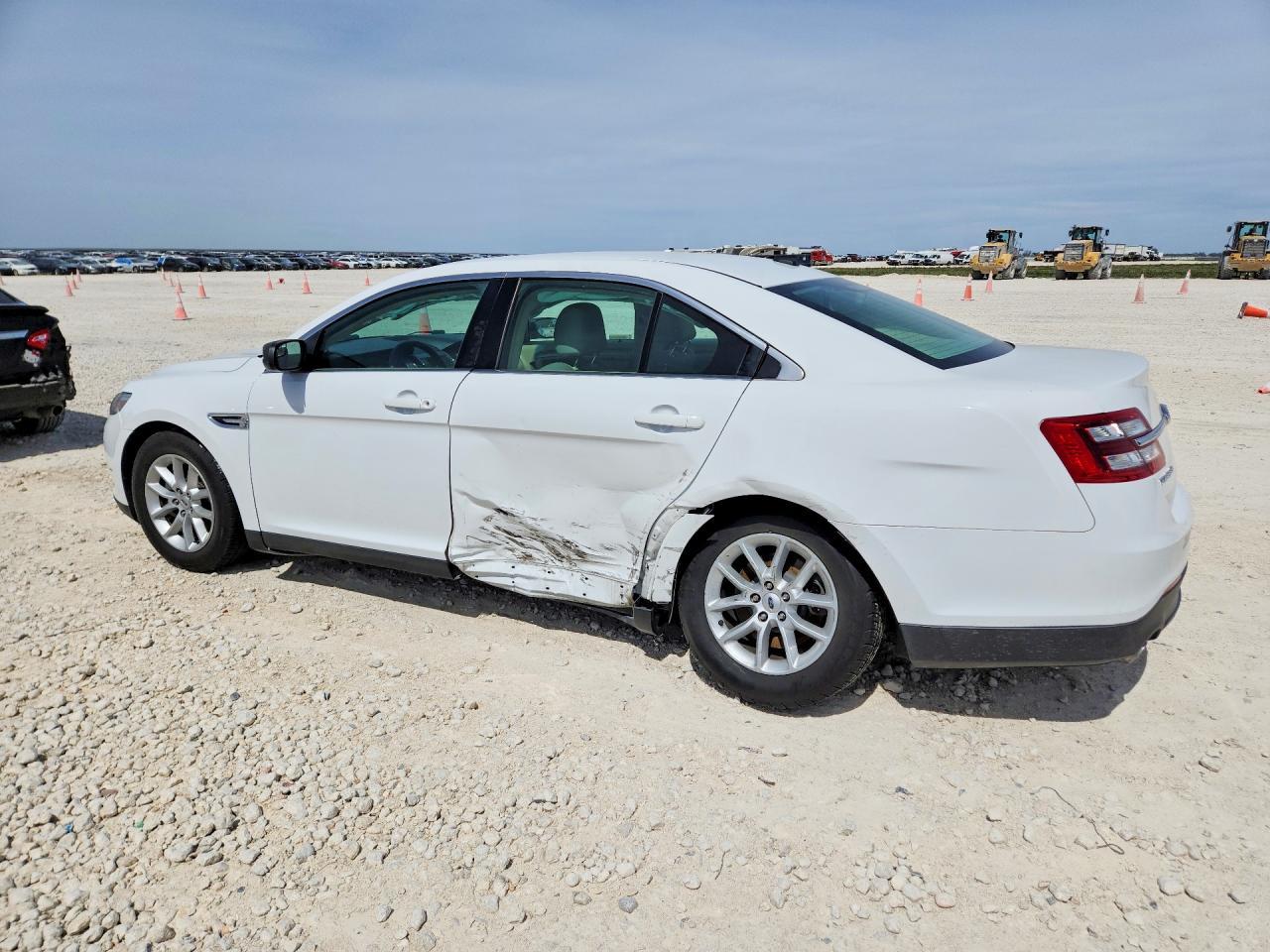 2013 Ford Taurus Se - Image 2