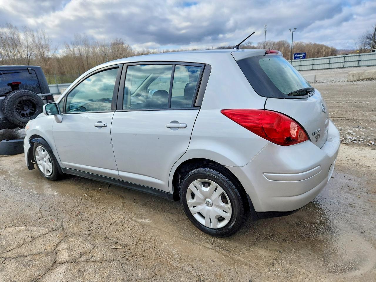 2011 Nissan Versa 1.8 S - Image 2