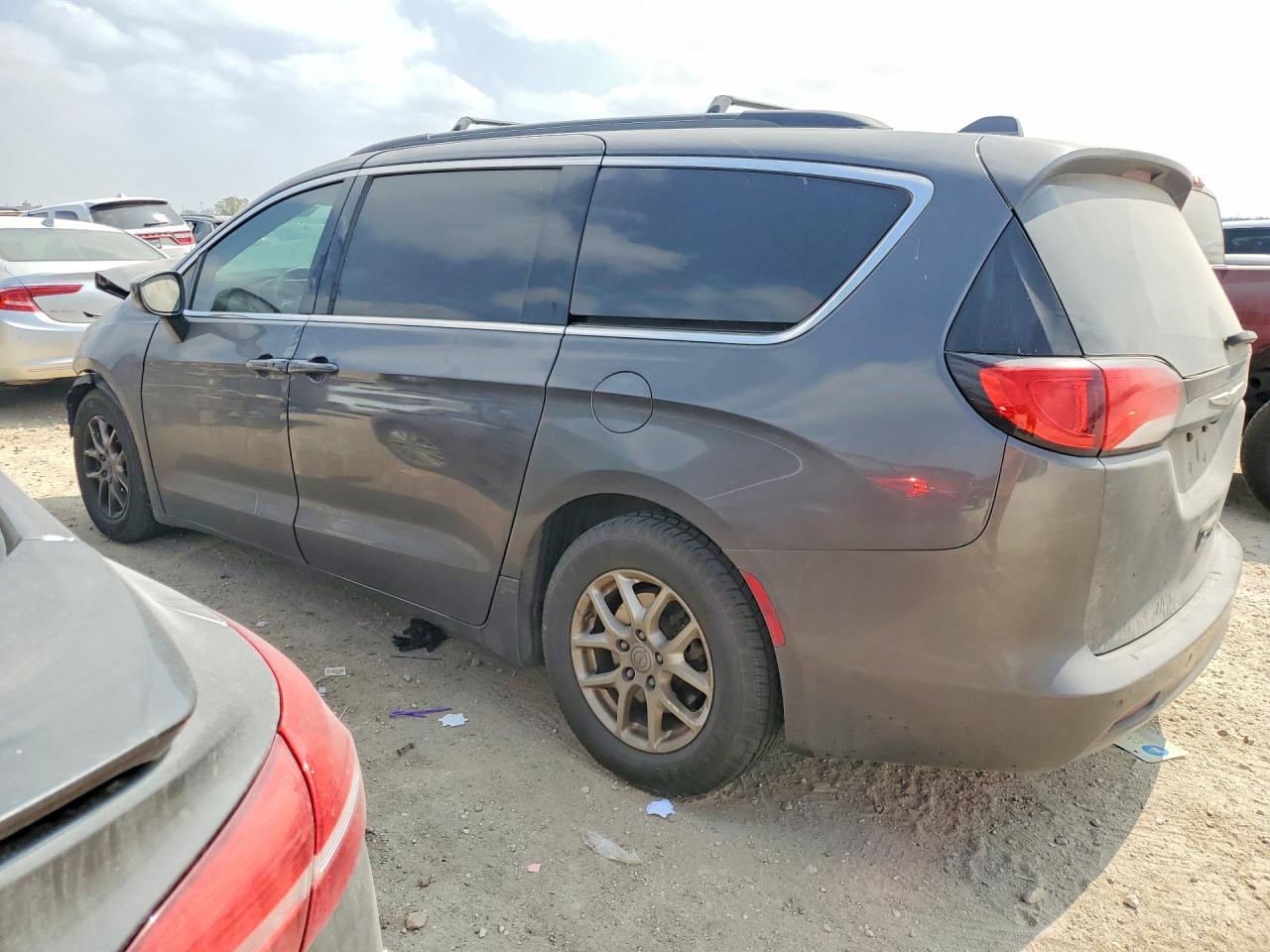 2017 Chrysler Pacifica Touring - Image 2