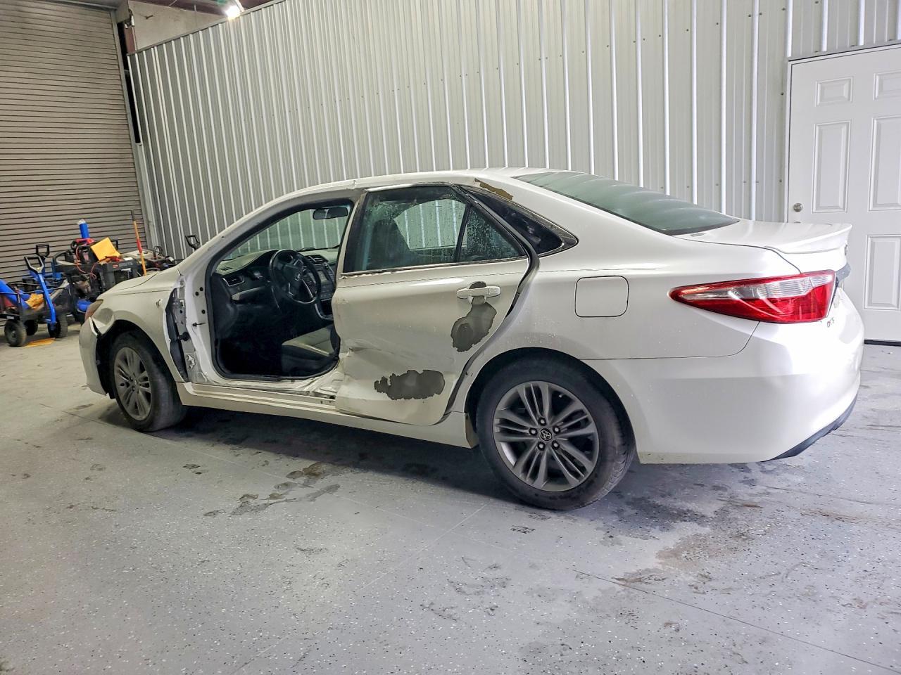 2015 Toyota Camry Le - Фото 2