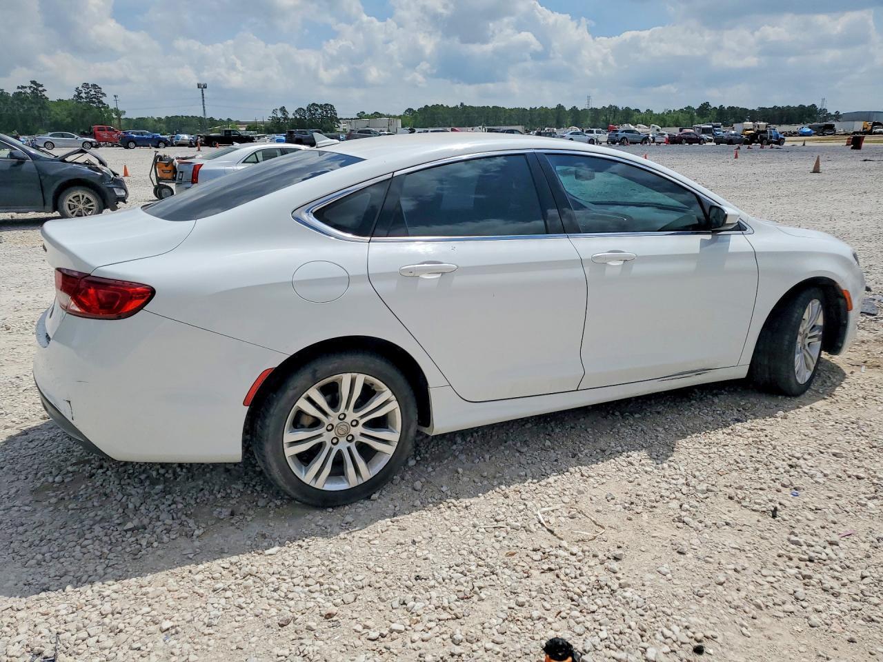 2015 Chrysler 200 Limited - Фото 3