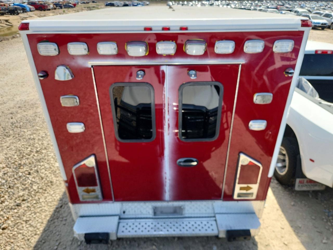 2010 Ford F350 Super Duty Ambulance - Фото 6