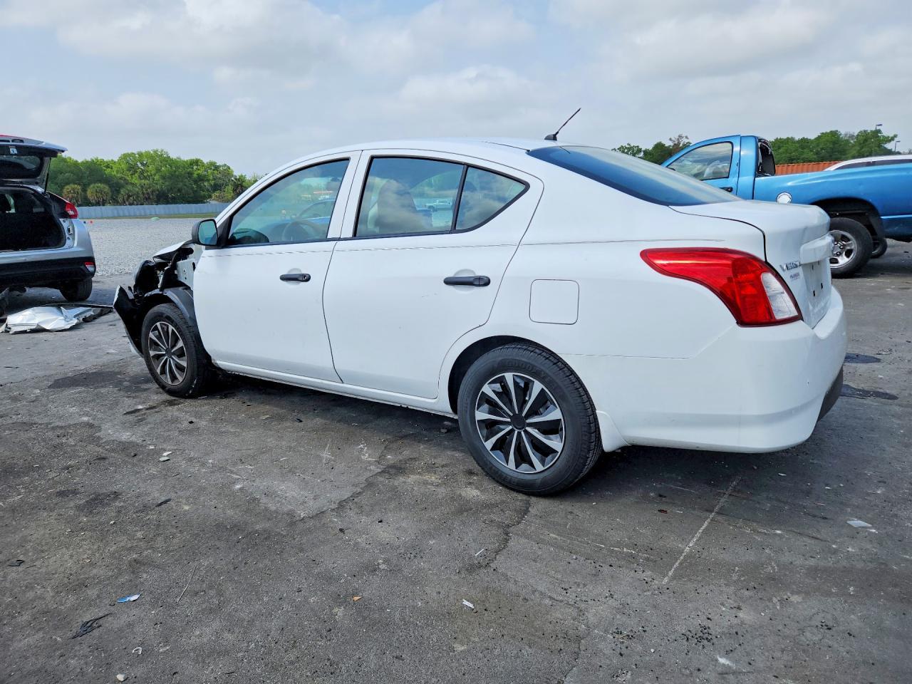 2015 Nissan Versa 1.6 S - Фото 2