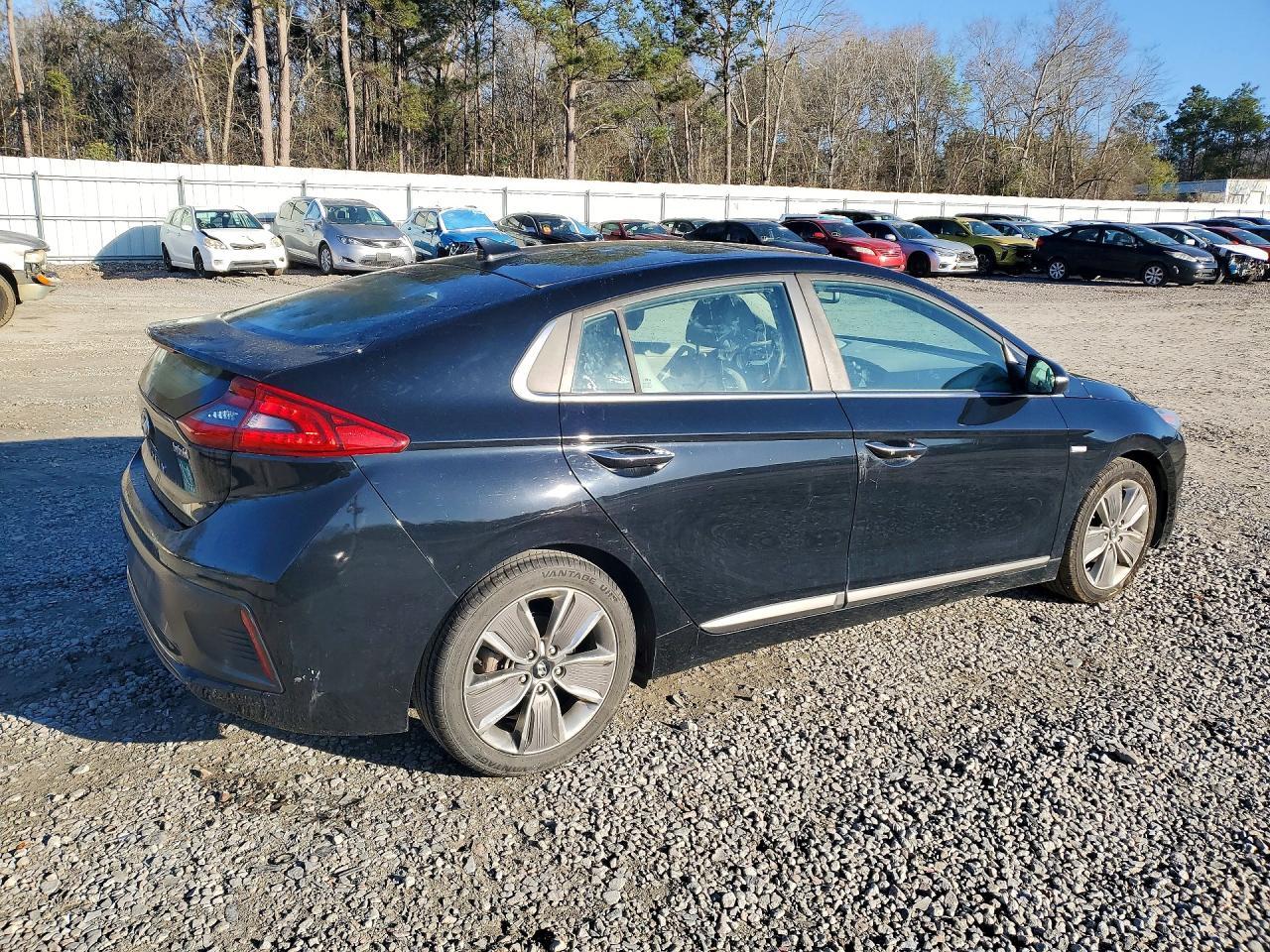2017 Hyundai Ioniq Hybrid Limited - Image 3