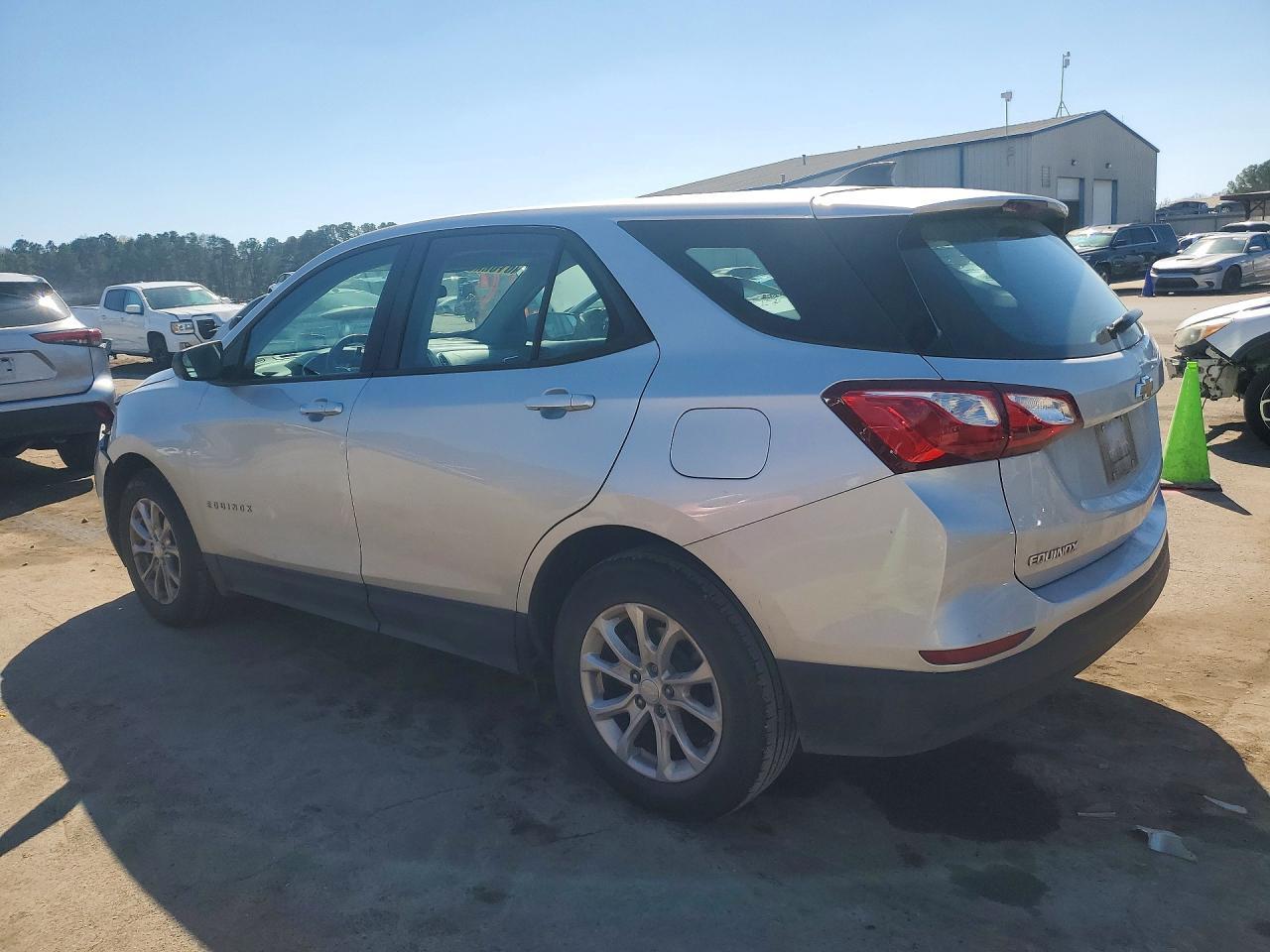 2020 Chevrolet Equinox Ls - Фото 2