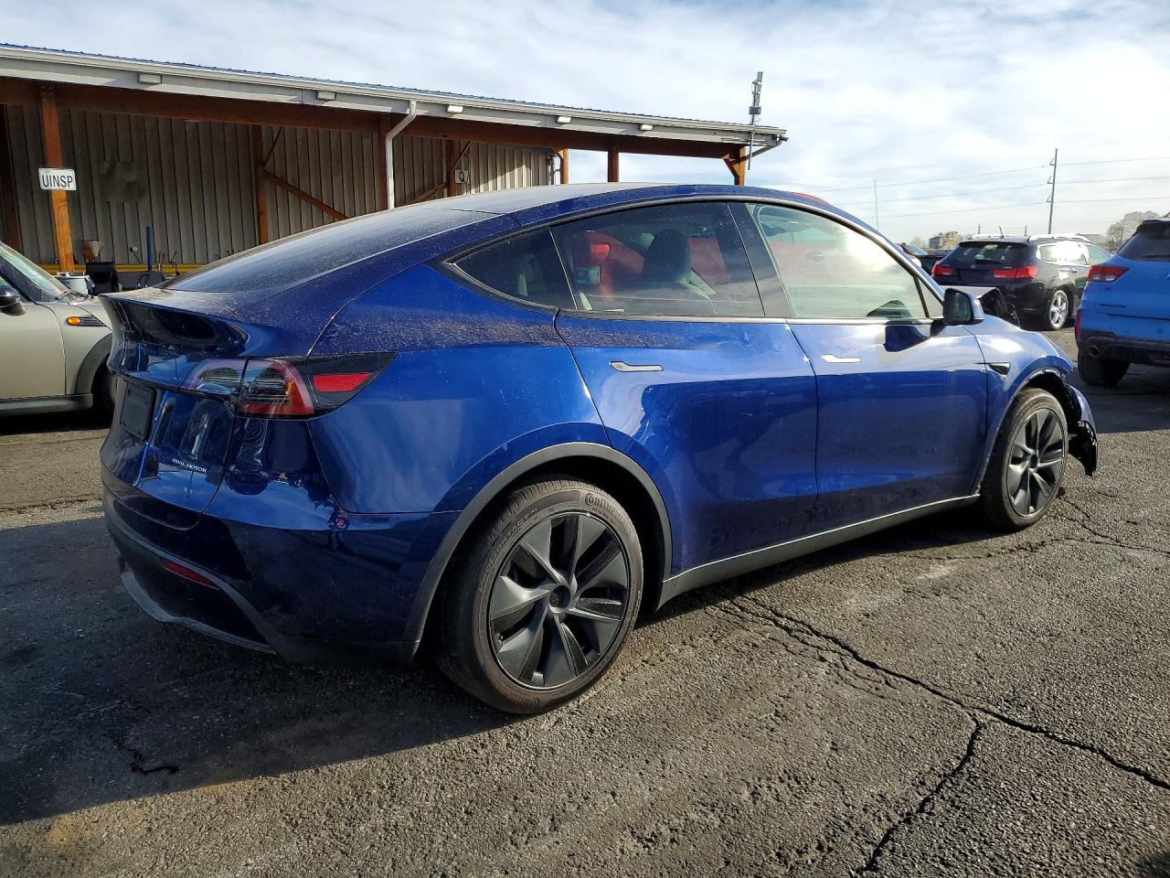 2025 Tesla Model Y - Фото 3