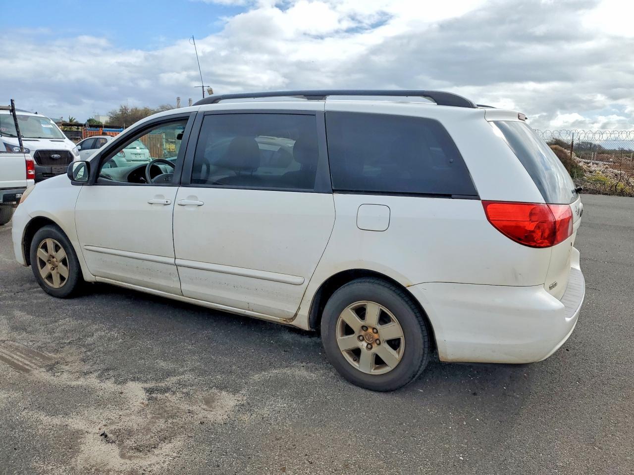 2010 Toyota Sienna Le 7-Passenger - Image 2