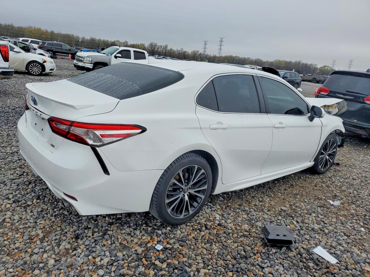 2020 Toyota Camry Se - Фото 3