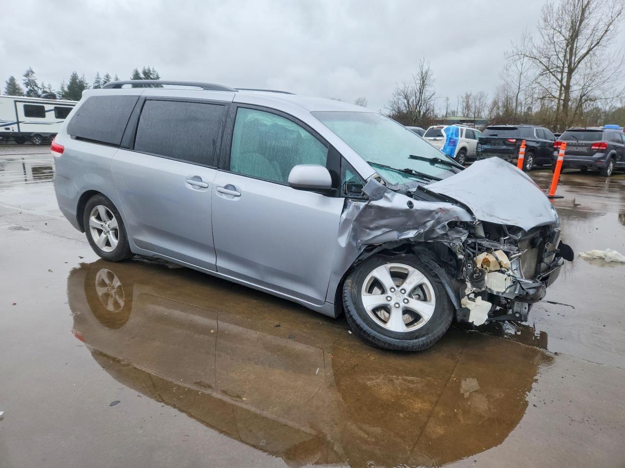 2013 Toyota Sienna Le 8-Passenger - Фото 4